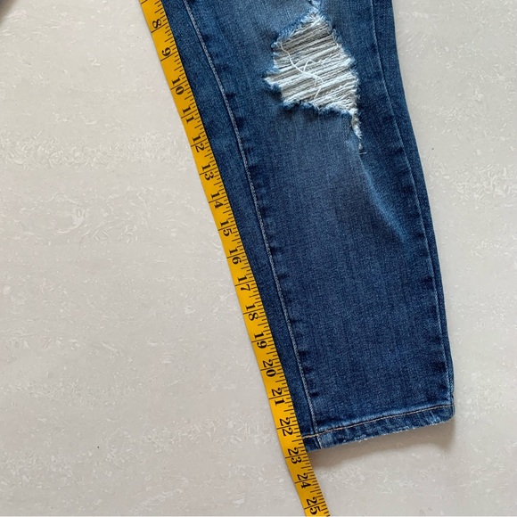 GARAGE Distressed Medium Wash Low Rise Straight Leg Ankle Jean | Size 03 - Picture 5 of 8